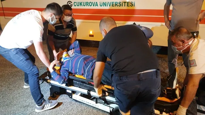 Adana'da sıcak saatler: Parkta tartıştığı şahsı boynundan bıçakladı! Kaçarken otobüs çarptı - 2