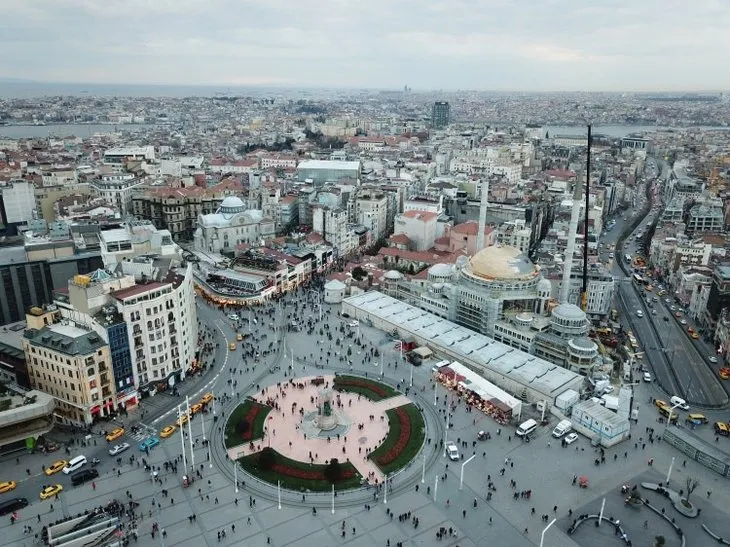 Taksim Camii minaresi külah bölümü yerleştirildi