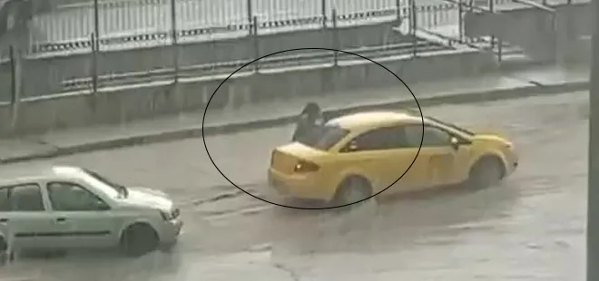 amasyada-saganak-bir-anda-bastirdi-sele-kapilan-kadini-taksici-kurtardi-o-anlar-kamerada-1717186914695.jpg Amasya'da sağanak bir anda bastırdı! Sele kapılan kadını taksici kurtardı: O anlar kamerada - 1