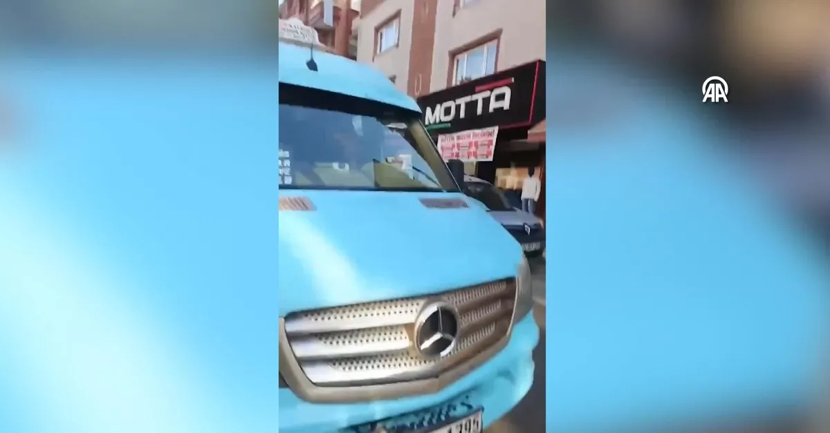 Ümraniye'de trafik güvenliğini tehlikeye düşüren 2 minibüs şoförüne para cezası uygulandı