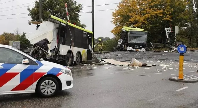 hollandanin-bergen-op-zoom-bolgesinde-korkunc-kaza-tren-otobusu-boyle-ikiye-boldu-1666038802187.jpg Hollanda'nın Bergen op Zoom bölgesinde korkunç kaza: Tren otobüsü böyle ikiye böldü - 5