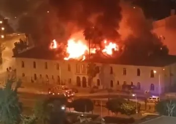 Mersin'deki Tarihi Halk Kütüphanesi alevler içinde