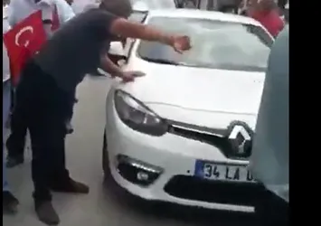 İzmir'de CHP'liler TRT aracına saldırdı