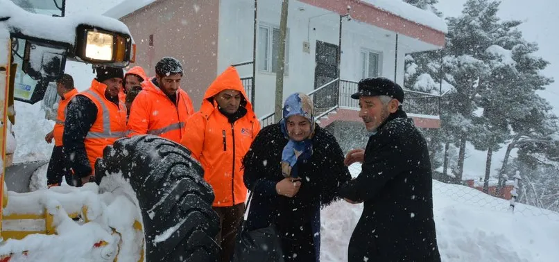 Kar sebebiyle günlerdir evde mahsur kaldılar! Mersinli çifti ekipler kurtardı
