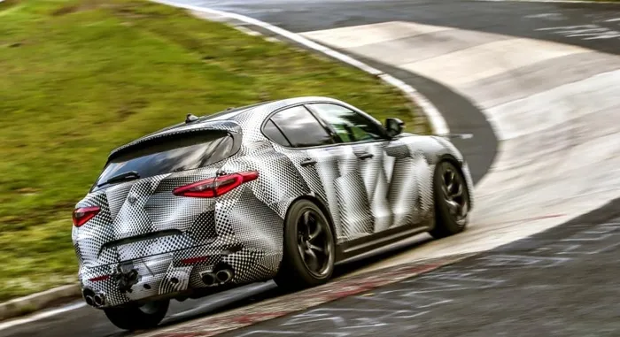 Dünyanın en hızlı SUV’u Alfa Romeo Stelvio Quadrifoglio oldu