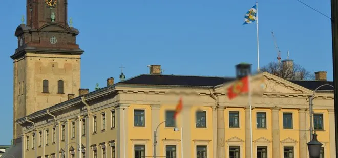 Sözünde durmayan İsveç yine teröristlere kucak açtı! Göteborg’da devlet kurumlarına PKK paçavrası astılar