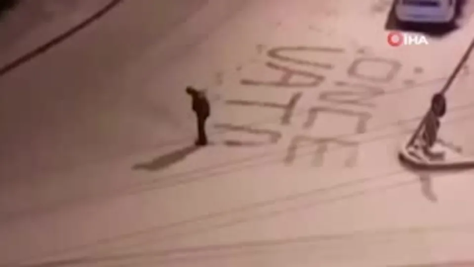 Polisten iç ısıtan hareket: Vatan sevgisini karla kaplı yola yazdı!