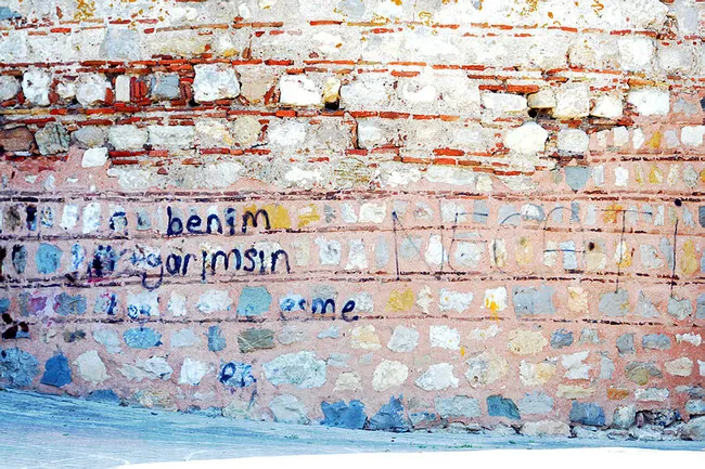 Kocaeli’de tarihi kalenin duvarlarına sprey boya ile isim yazdılar - 4