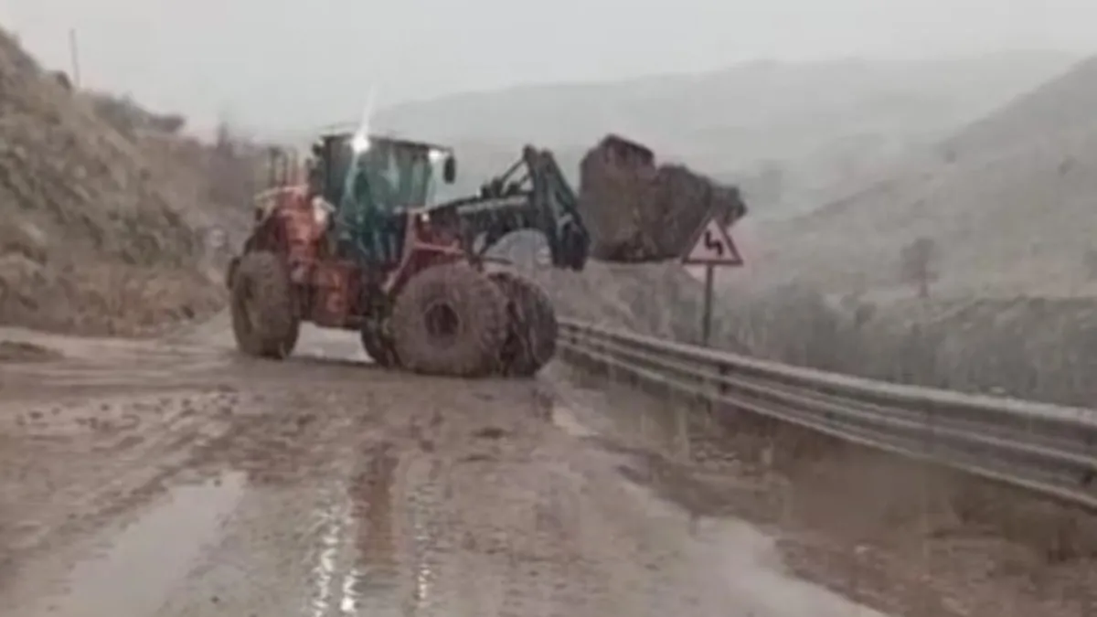 Yüksekova-Van kara yolunda heyelan! Araçlar mahsur kaldı