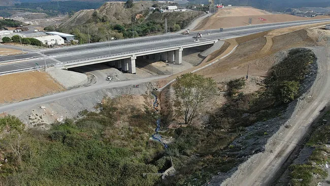 İstanbul'da şoke eden görüntü! Dere mavi siyah akıyor ve Alibeyköy Barajı'na ulaşıyor - 4