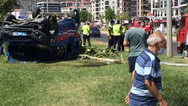 Balıkesir'de jandarma personelini taşıyan minibüs kaza yaptı! Yaralılar var - 2