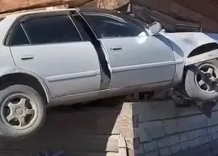 Son dakika: Korkunç kaza! Otomobil evin odasına ok gibi saplandı
