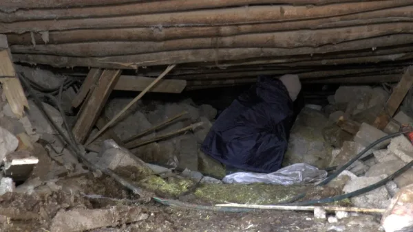 1676524780498.jpg "Çocuğum yok onları çocuğum yerine koydum" diyerek yürekleri dağladı! Sürünerek girip enkazın altındaki ineğini besliyor - 1