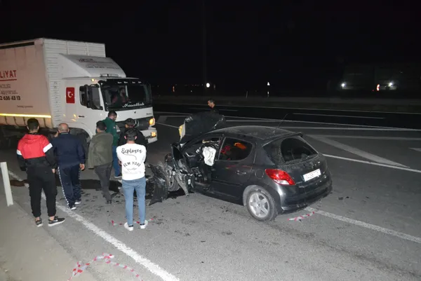 alkollu-surucu-dehseti-ters-yone-girdi-kamyonla-kafa-kafaya-geldi-1653198952234.jpg Tekirdağ'da alkollü sürücü dehşeti! Ters yöne girdi, kamyonla kafa kafaya çarpıştı - 3