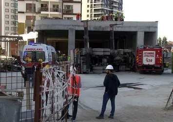Son dakika: Bağcılar'da vinç devrildi