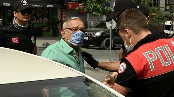 İstanbul’da izin kağıdı kontrol edilen vatandaş polisin üzerine yürüdü - 2