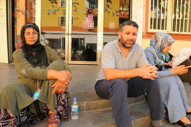 Çocukları dağa kaçırılan ailelerin HDP önündeki eylemi 2. gününde