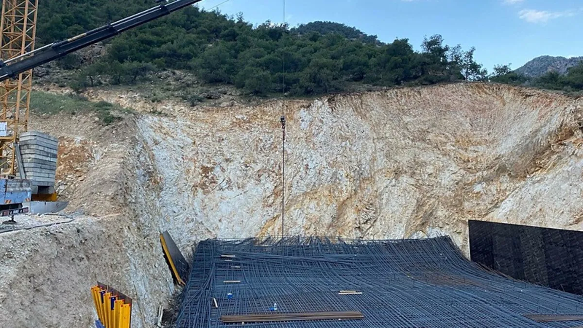 Manisa'da korku dolu anlar! İnşaatta demir çöktü: Çok sayıda yaralı var