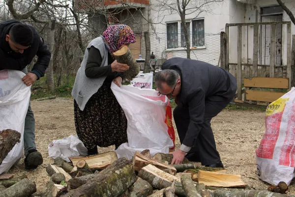 turkiye-tek-yurek-makbule-nine-herkesi-duygulandirdi-yuregimiz-yaniyor-1677587976262.jpg Türkiye tek yürek! Makbule nine herkesi duygulandırdı: Yüreğimiz yanıyor - 3