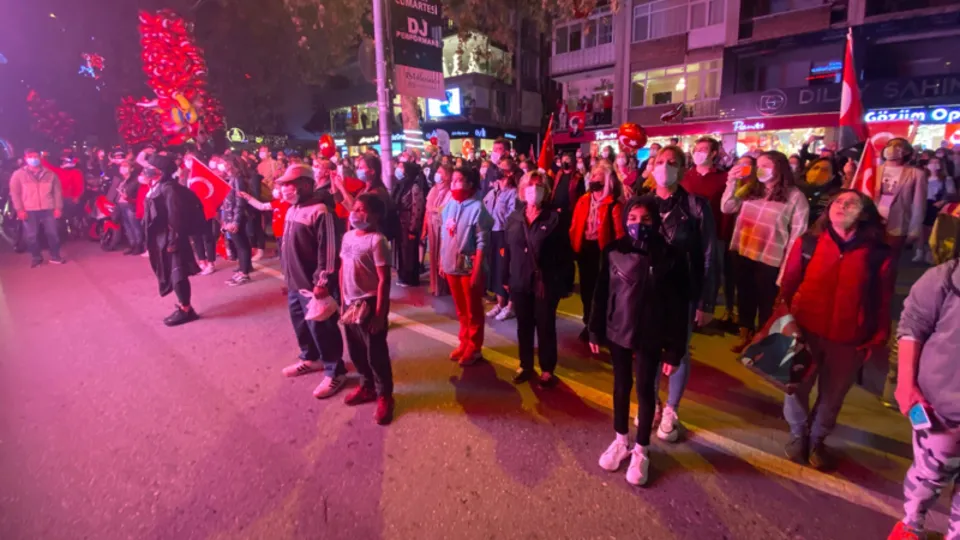 Tüm yurtta 29 Ekim Cumhuriyet Bayramı nedeniyle 19.23 İstiklal Marşı okundu