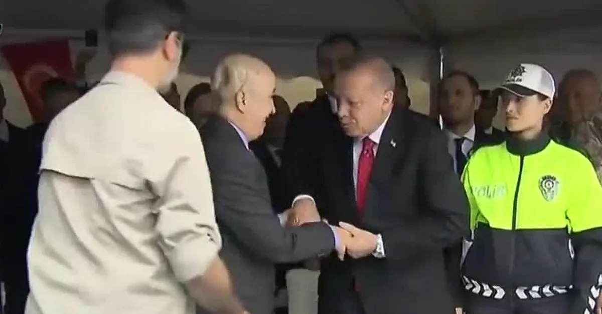 Son dakika: Başkan Erdoğan, Turgut Aslan'ı ayakta karşıladı, elini ...