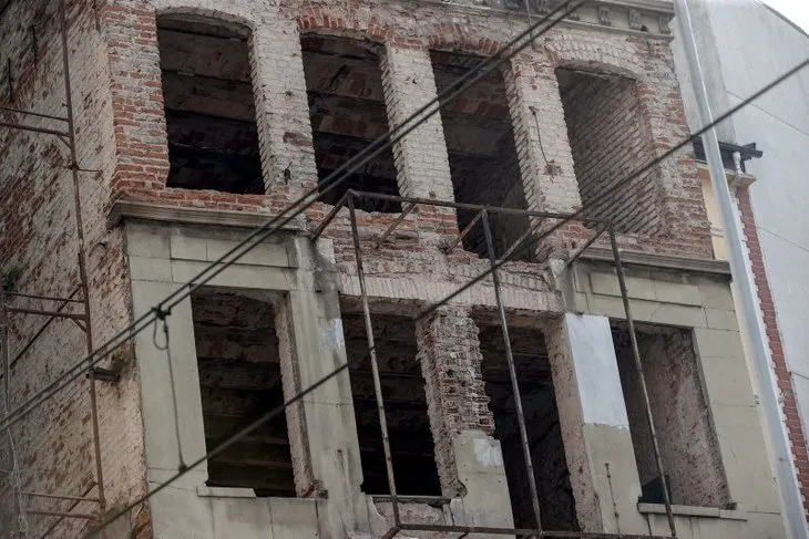 Karaköy’de korku dolu anlar! 5 katlı bina çöktü