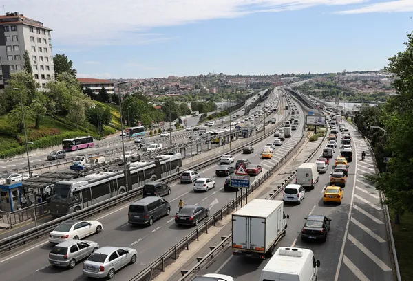 kademeli-normallesmenin-ilk-gunu-istanbul-trafiginde-yogunluk-var-mi-1621265606752.jpg Kademeli normalleşmenin ilk günü! İstanbul trafiğinde yoğunluk var mı? - 2