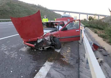 Kuzey Marmara Otoyolu'nda feci kaza! Otomobilde sıkışan kadını itfaiye kurtardı