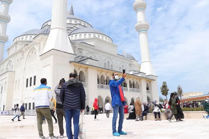 Başkan Erdoğan’ın açılışını yaptığı Uzun Mehmet Camisi'nde ilk Cuma namazı kılındı