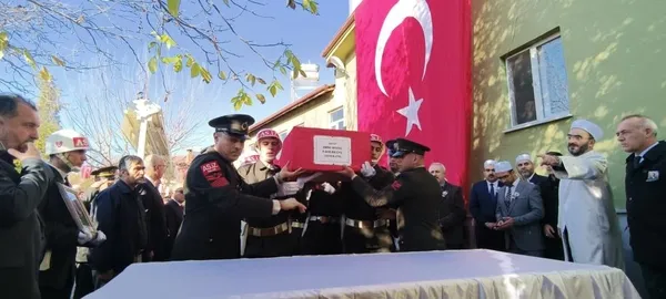 baskan-erdogandan-sehit-ailesine-bassagligi-mesaji-1668260015321.jpg Başkan Erdoğan'dan şehit ailesine başsağlığı mesajı! - 3