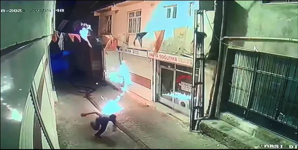 sondakika-diyarbakirda-ak-parti-ilce-baskanligina-molotoflu-saldiri-1624047758690.jpg Sondakika: Diyarbakır'da AK Parti İlçe Başkanlığına molotoflu saldırı! - 3