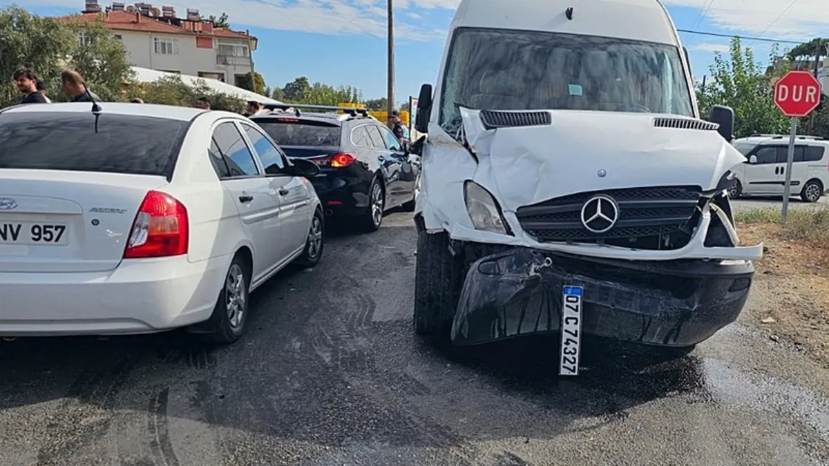 Antalya'da tur minibüsü servisle çarpıştı! 9 öğrenci yaralandı