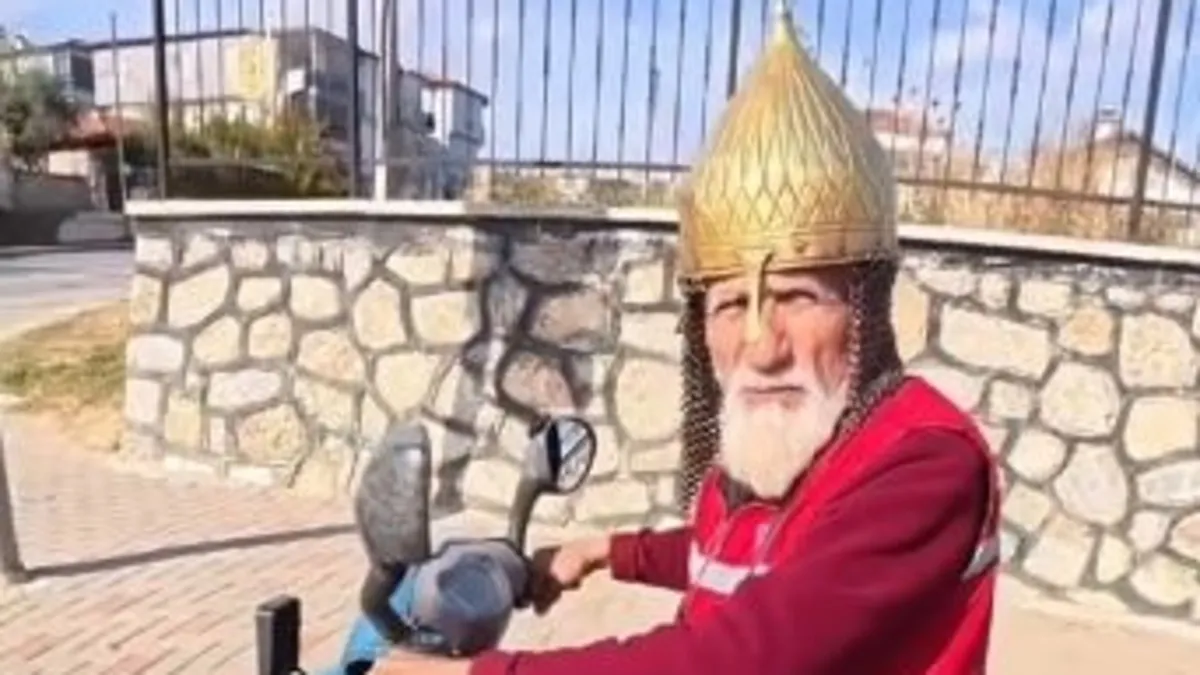 “Hasan Dede”yi gören şaştı kaldı! Kask yerine miğfer taktı