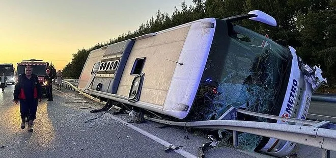 Uşak’ta kontrolden çıkan yolcu otobüsü refüje çarptı yan yattı: 11 yaralı