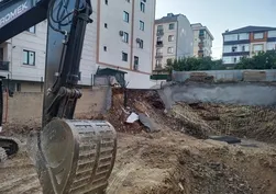 Çekmeköy’de inşaatın istinat duvarı çöktü: Toprak kaymasının ardından 5 katlı binada yaşayan 32 kişi tedbiren tahliye edildi
