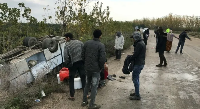 Adana'da tarım işçilerini taşıyan midibüs devrildi: 11 yaralı - 1