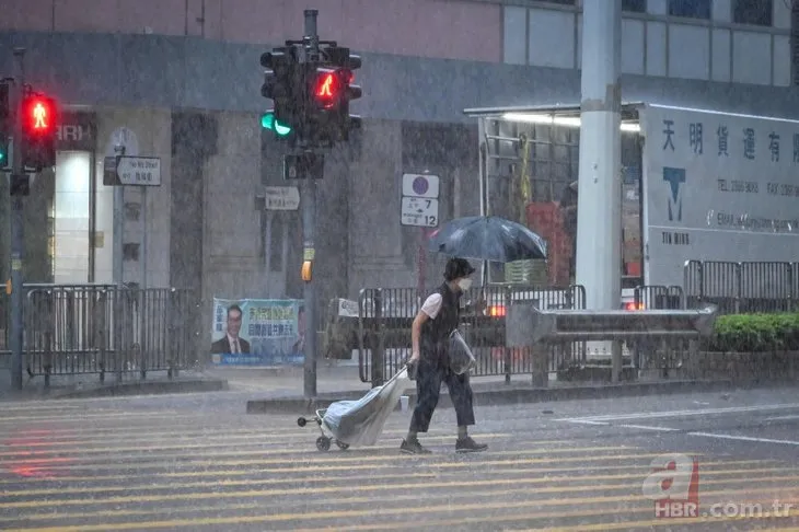 140 yılın en şiddetli yağışı! Hong Kong sular altında: 110 yaralı