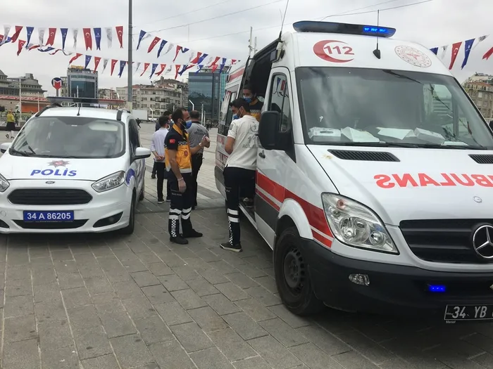 Son dakika: Taksim Metro asansöründe korku dolu anlar! Mahsur kalan anne ve kız 1,5 saatlik çalışmayla kurtarıldı - 2