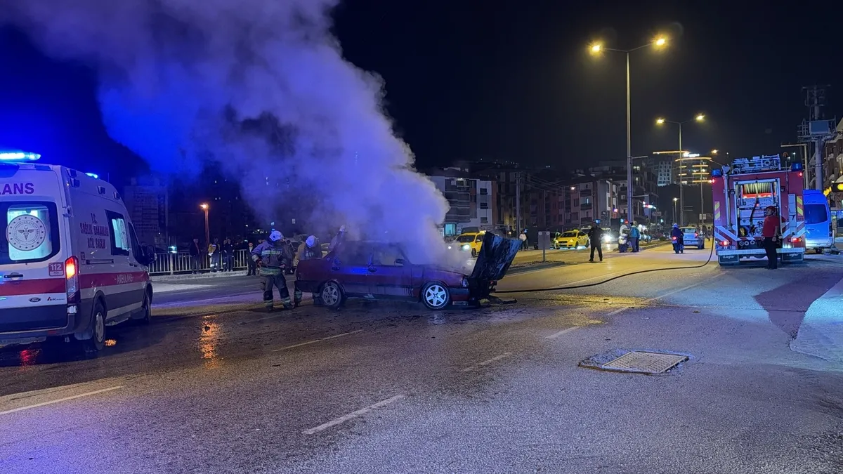 1792981958632.jpg Düzce'de korku dolu anlar! Kavşakta stop eden araç bir anda alev topuna döndü - 2