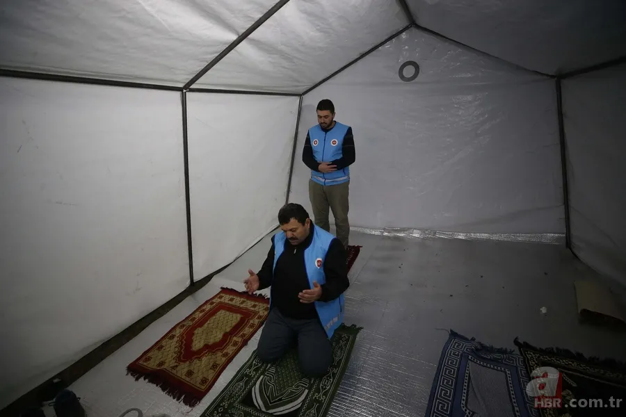 Tüm Türkiye depremde vefat edenler için ellerini semaya kaldırdı 24