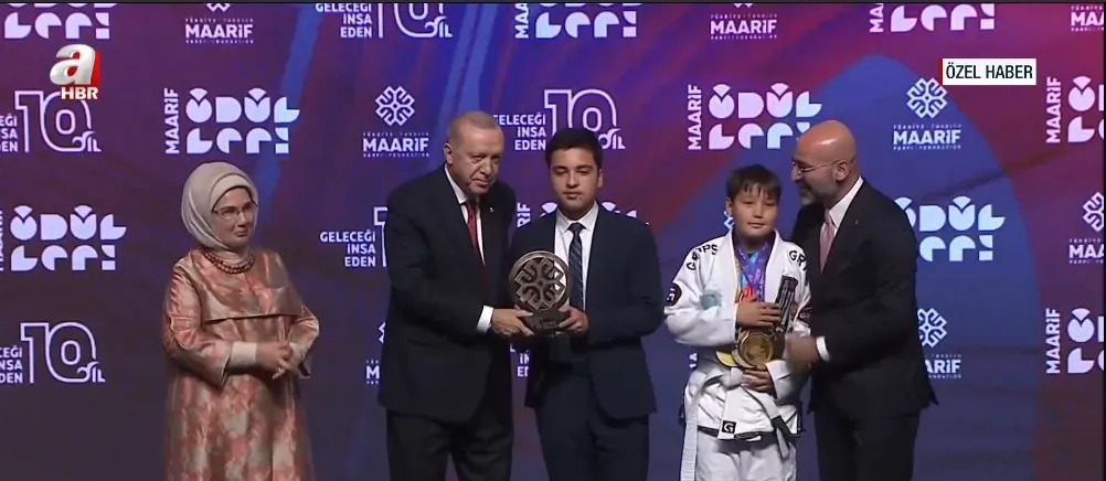 baskan-erdoganin-elinden-odul-alan-ogrenciler-o-anlari-a-habere-anlatti-1792185038182.jpg Başkan Erdoğan’ın elinden ödül alan öğrenciler o anları A Haber’e anlattı: “Daha adil bir dünya için dualarını aldım” - 1
