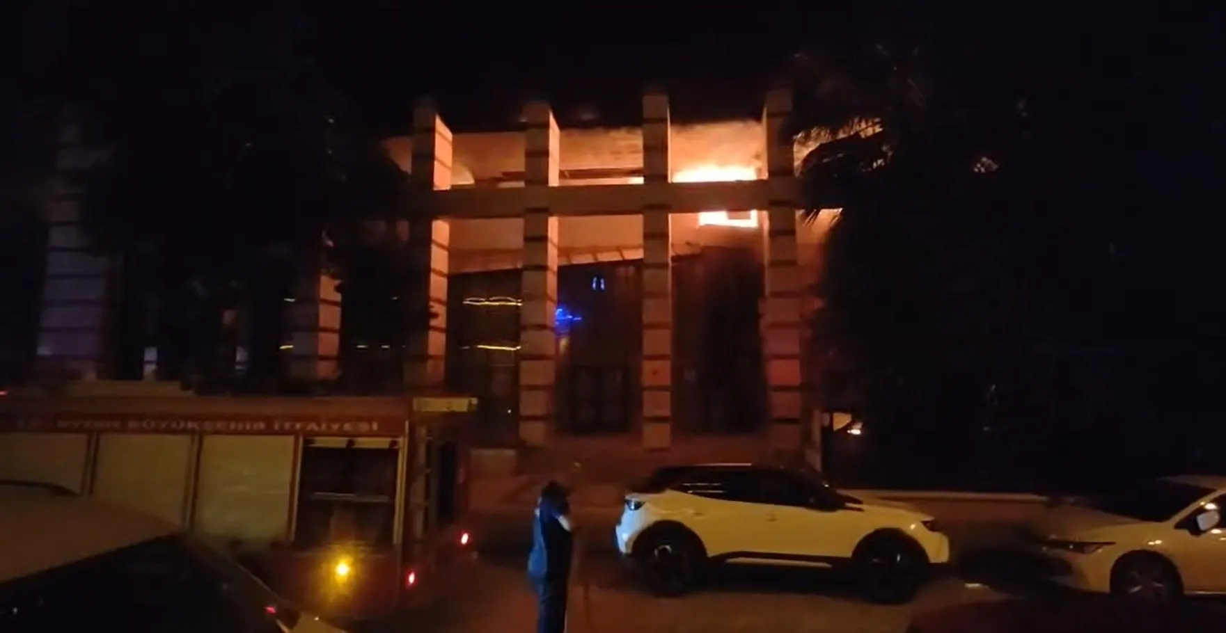 Kuşadası’nda metruk binada korkutan yangın