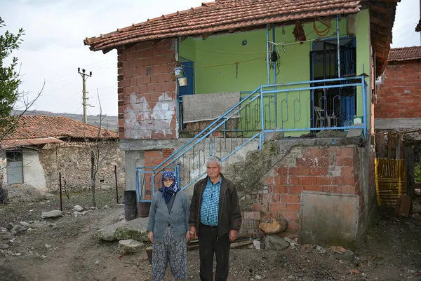 yuregi-guzel-fatma-nine-depremzedelere-konteyner-ev-bagislamak-icin-tarlasini-satti-1677836440822.jpg Yüreği güzel Fatma nine! Depremzedelere konteyner ev bağışlamak için tarlasını sattı - 5