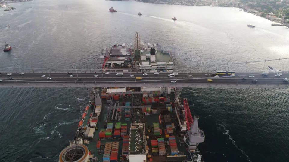 Dünyanın en büyük inşaat gemisi İstanbul Boğazı'ndan geçiyor
