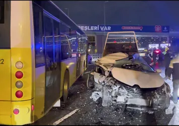 Direksiyon hakimiyetini kaybetti İETT otobüsüne çarptı: 2 yaralı