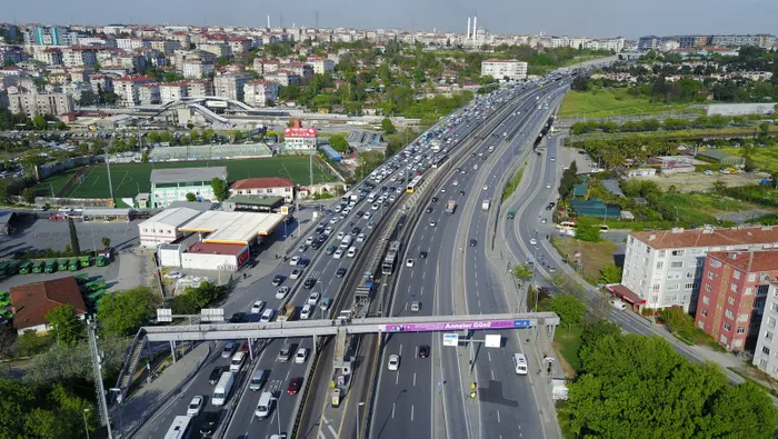Küçükçekmece D-100'deki trafik yoğunluğu havadan görüntülendi - 3