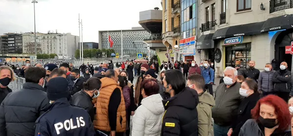Taksim'de CHP'ye 10 Kasım tepkisi: Yazıklar olsun! Sizden utanıyorum - 1