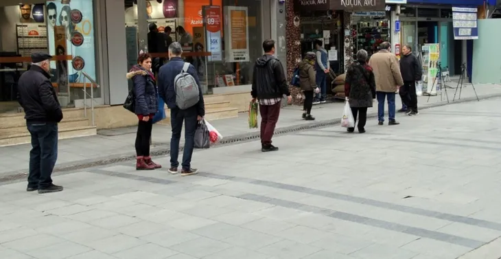 1585289883629.jpg İzmirliler koronavirüse rağmen sokakları boş bırakmadı - 2