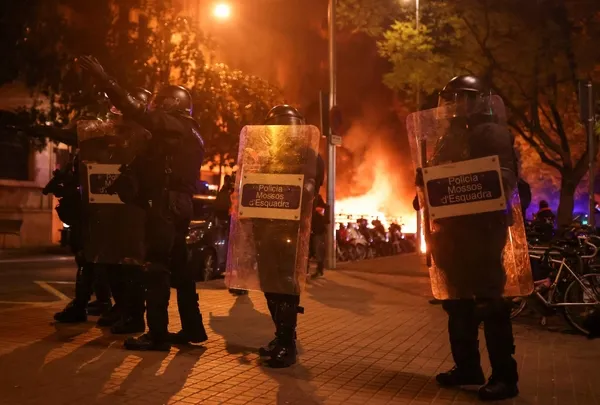 İspanya’da sokaklar alev alev! Rap sanatçısı Hasel’in tutuklanması ülkeyi karıştırdı