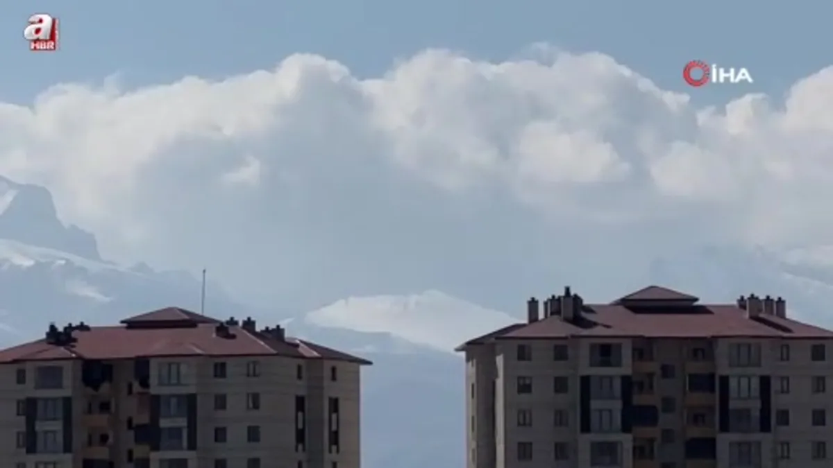 Hakkari'de karlı dağlar ve bulutlar birleşti
